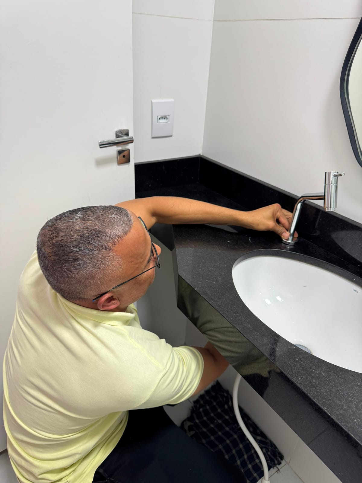 Instalação de torneira de banheiro 