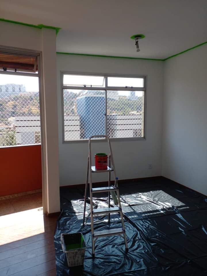 Pintura de teto de sala na cor verde kiwi e paredes na cor branco neve fosco coral rende muito. 