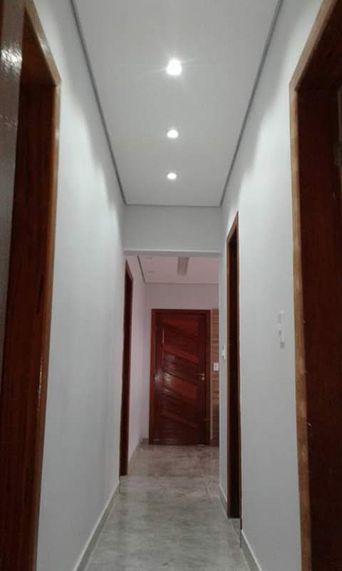 Pintura de corredor de sala branco neve fosco  e verniz mogno brilhante nas portas 
