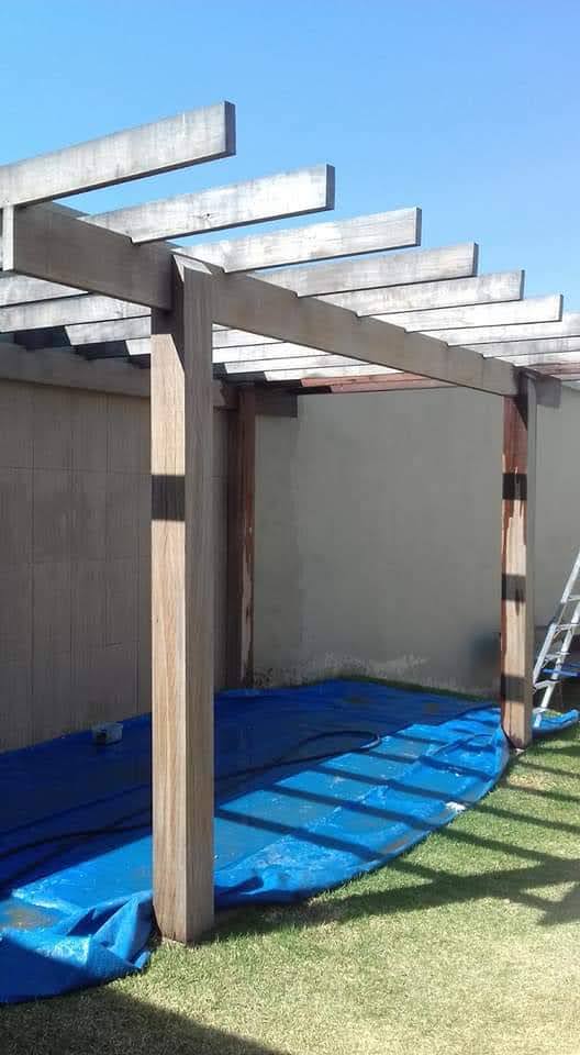 Lixamento de pergolado para aplicação do verniz mogno brilhante. Pampulha bh
