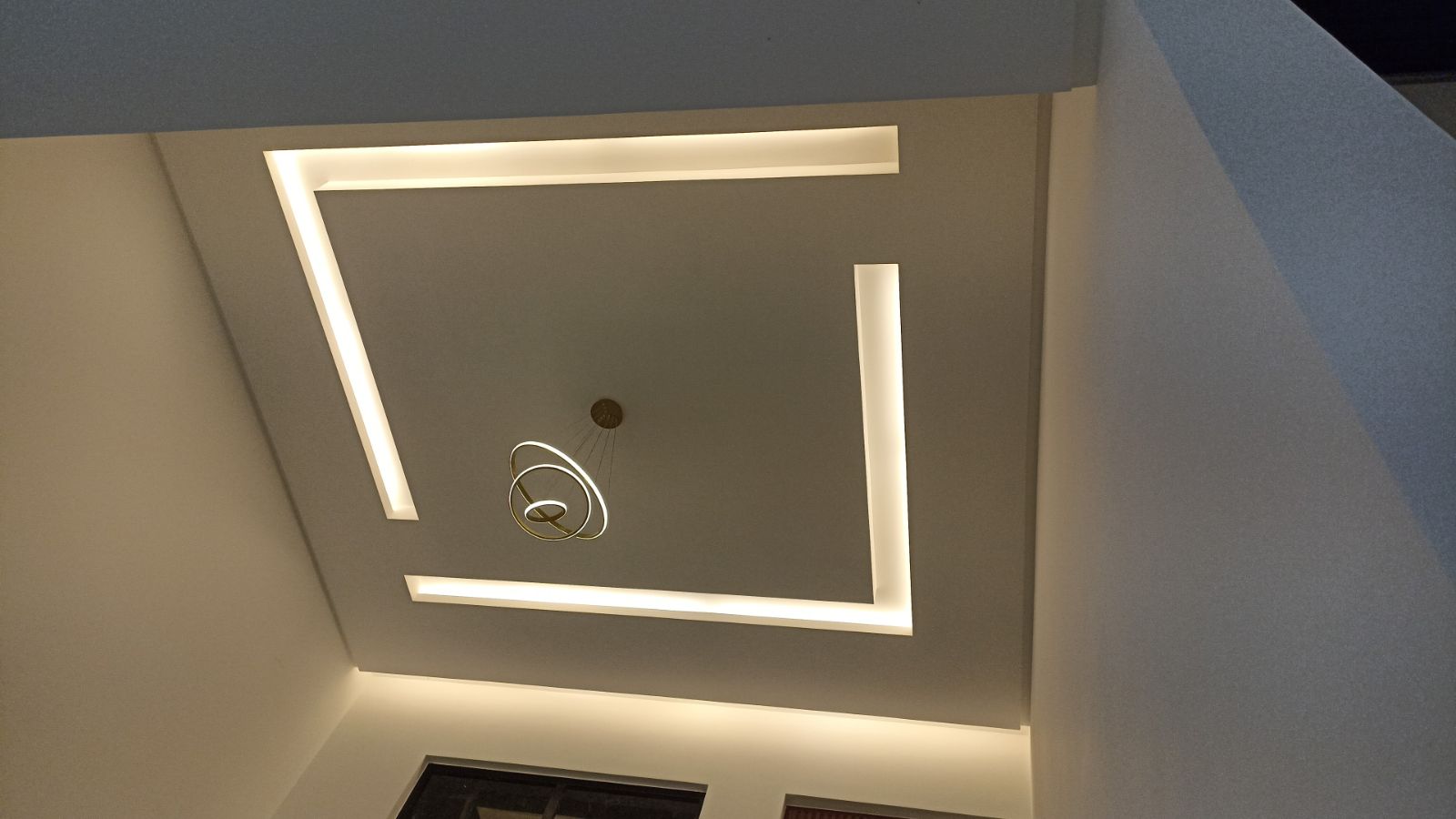 Instalação de iluminação de lustre e sancra 